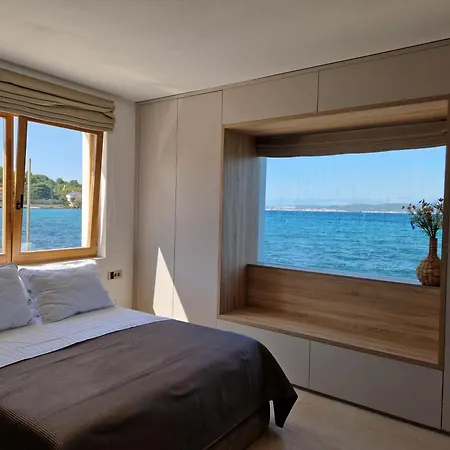 Skalja Beachfront House Magazin *