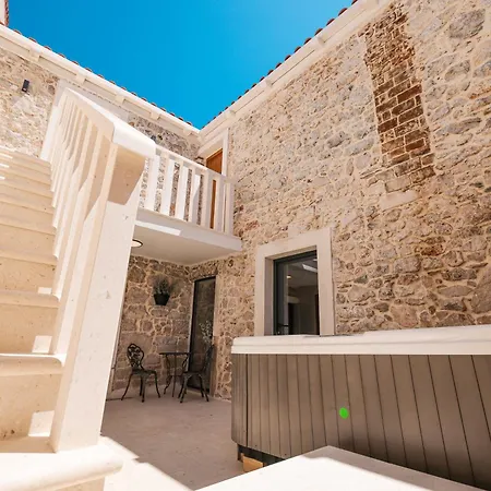 Skalja Beachfront House Magazin