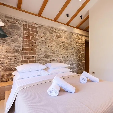 Skalja Beachfront House Magazin *