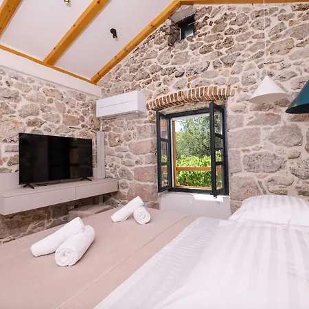 Skalja Beachfront House Magazin Villa