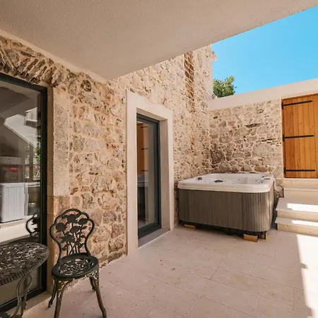 Skalja Beachfront House Magazin