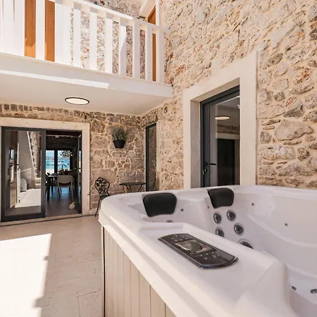 Skalja Beachfront House Magazin Villa