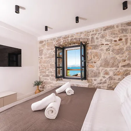 Skalja Beachfront House Magazin Villa