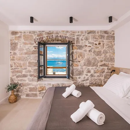 Skalja Beachfront House Magazin
