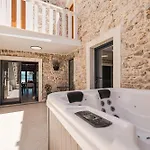 Skalja Beachfront House Magazin Villa