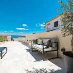 Skalja Beachfront House Magazin