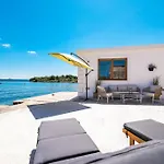 Skalja Beachfront House Magazin Villa *