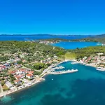 Skalja Beachfront House Magazin *