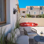 Skalja Beachfront House Magazin *