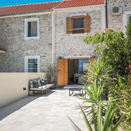 Villa Skalja Beachfront House Magazin
