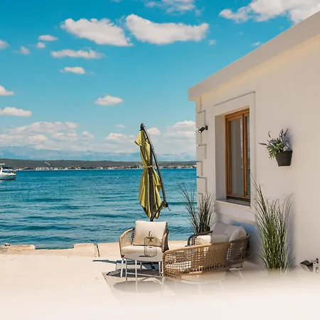 Skalja Beachfront House Magazin Villa Ždrelac