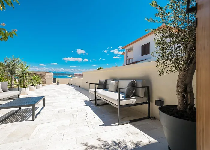 Skalja Beachfront House Magazin