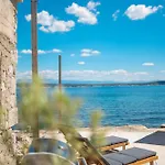 Skalja Beachfront House Magazin Villa Ždrelac