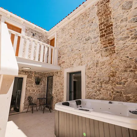 Villa Skalja Beachfront House Magazin