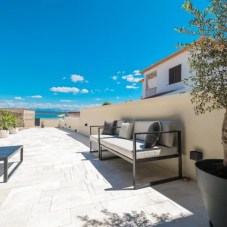 Skalja Beachfront House Magazin