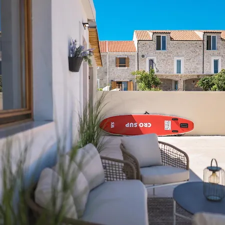 Skalja Beachfront House Magazin *