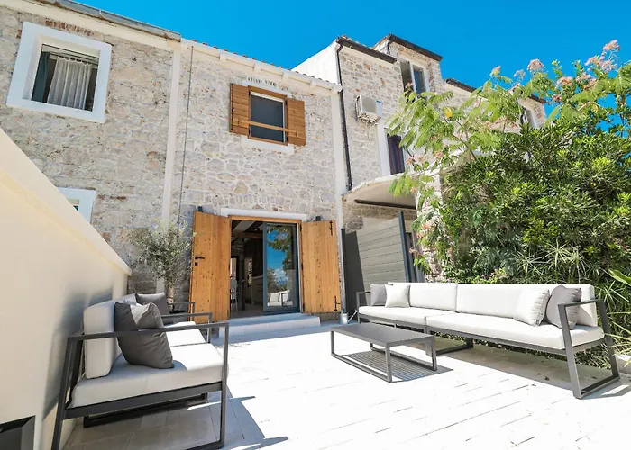 Skalja Beachfront House Magazin *